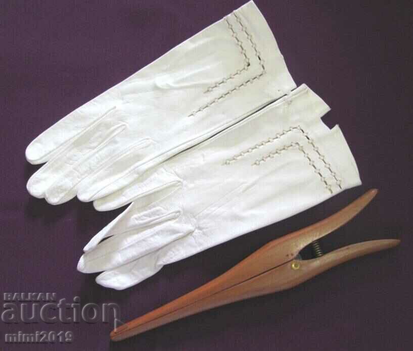 20 Women's Leather Gloves with wooden clip