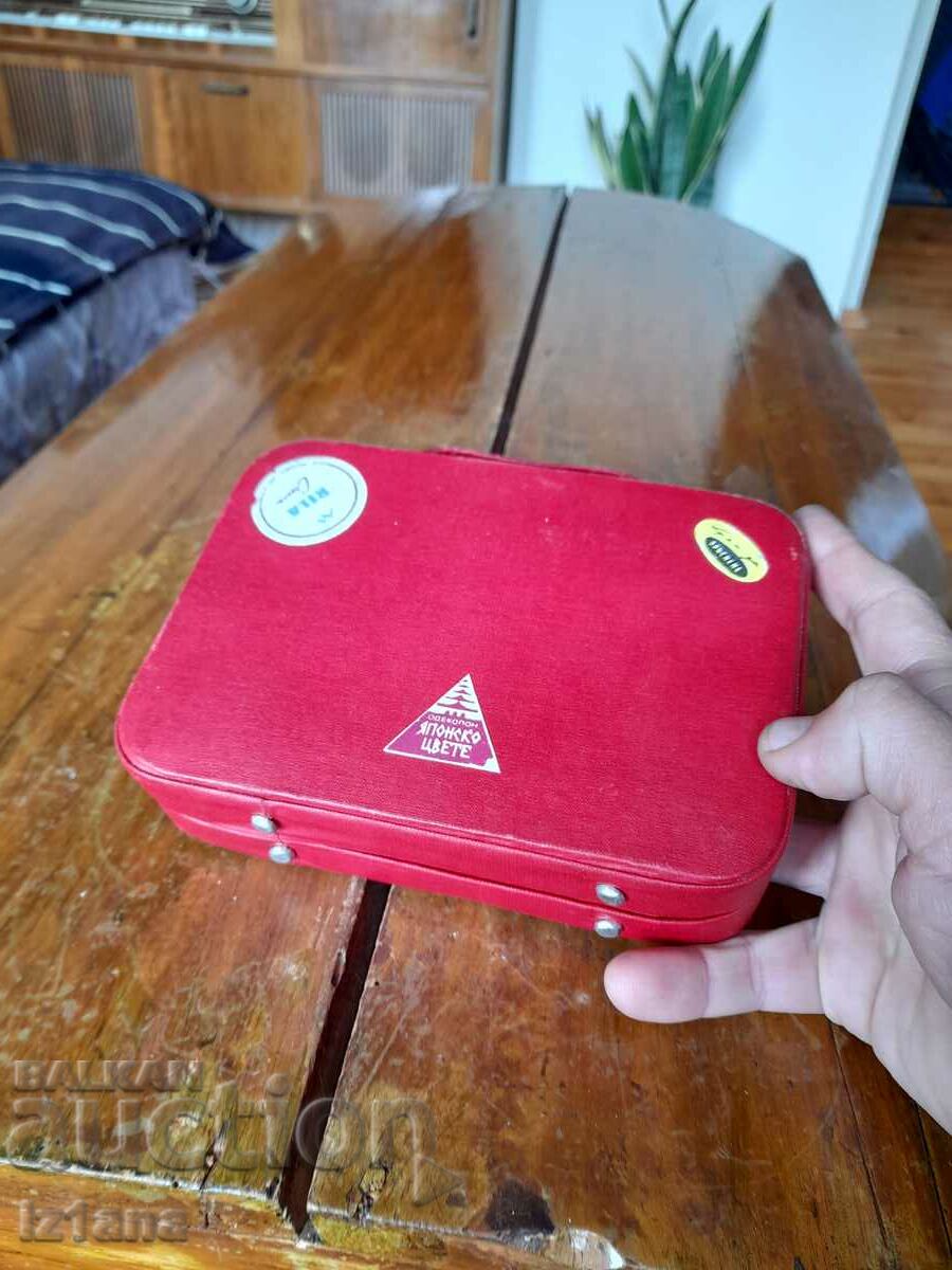 Auction An old Japanese Flower cologne box Auction An old Japanese Flower cologne box