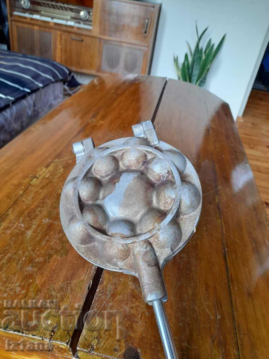 Old appliance, form for baking sweets, Nuts with price 40.00 BGN | € 20.45 Old appliance, form for baking sweets, Nuts with price 40.00 BGN | € 20.45