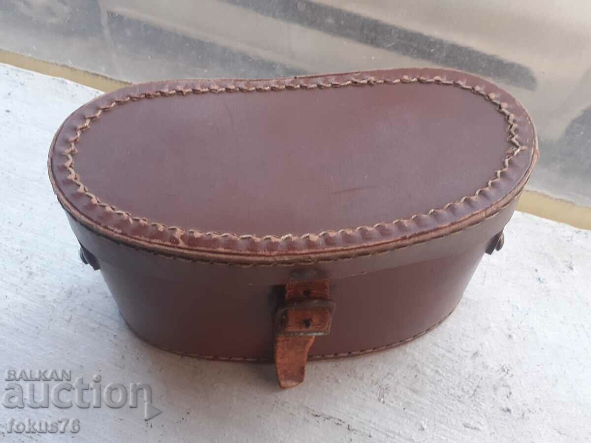 Παλιά αγγλική δερμάτινη θήκη για κιάλια με τιμή 40.00 BGN | € 20.45 Παλιά αγγλική δερμάτινη θήκη για κιάλια με τιμή 40.00 BGN | € 20.45