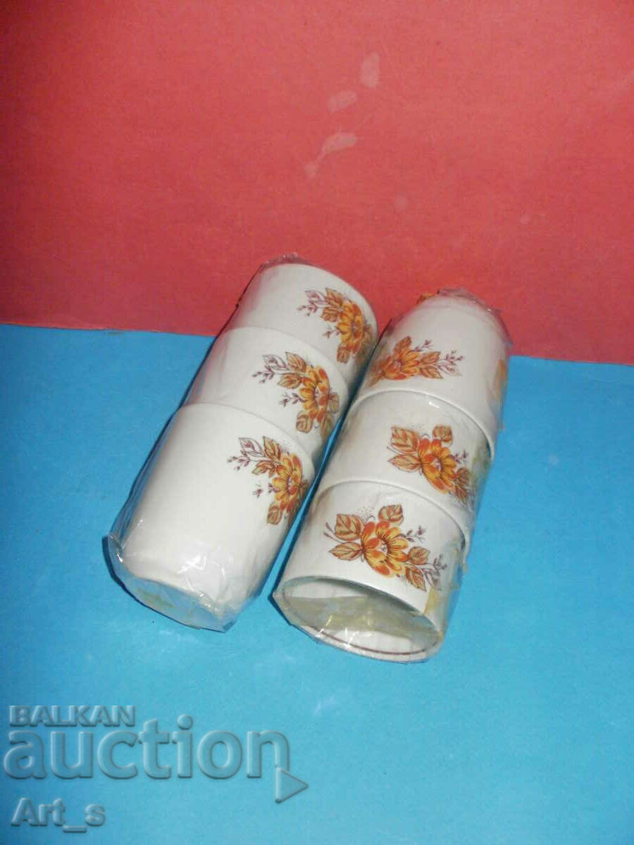 Auction Lot of 6 unused porcelain tea cups in a box Auction Lot of 6 unused porcelain tea cups in a box