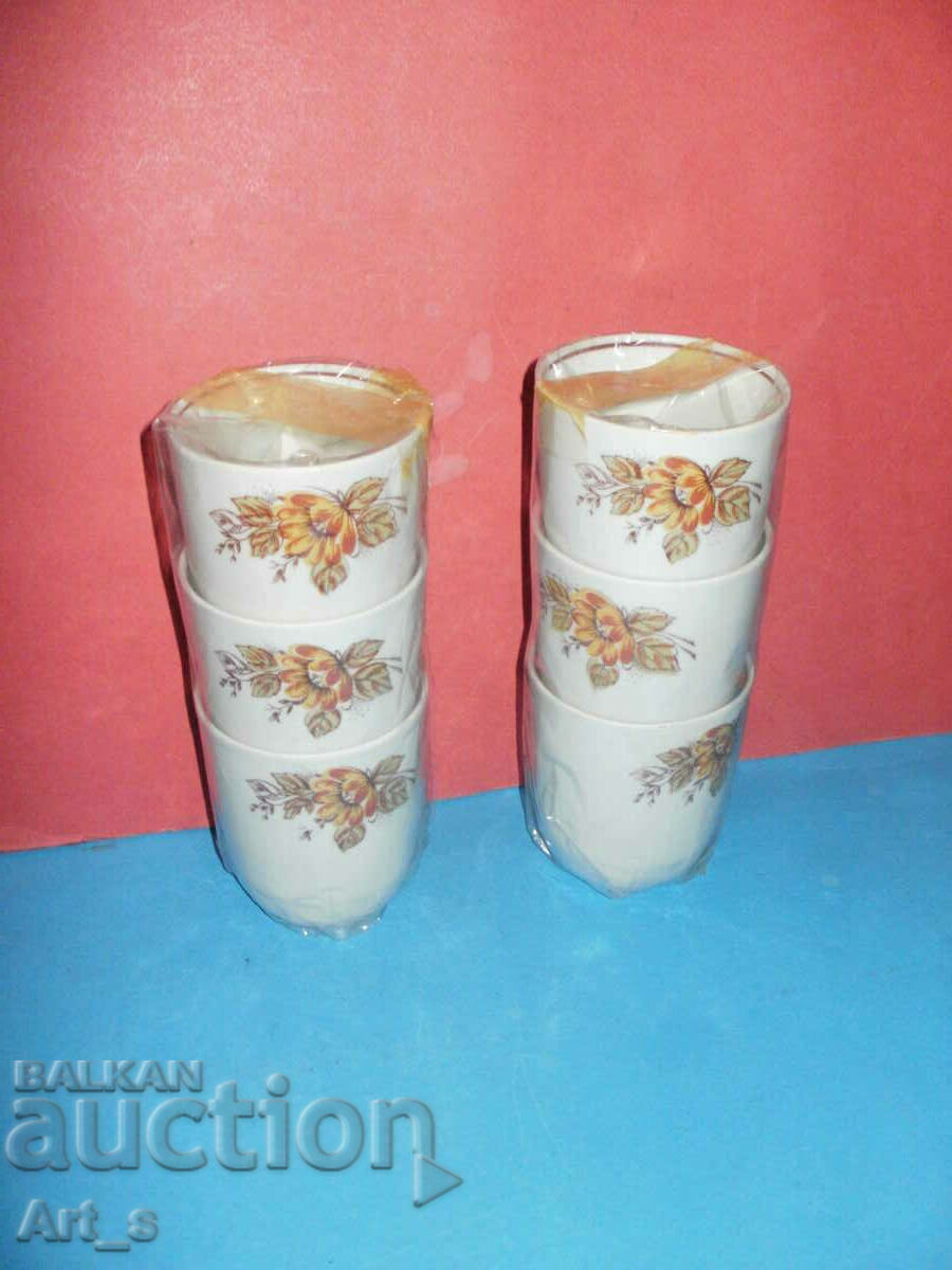 Delivery of Lot of 6 unused porcelain tea cups in a box Delivery of Lot of 6 unused porcelain tea cups in a box