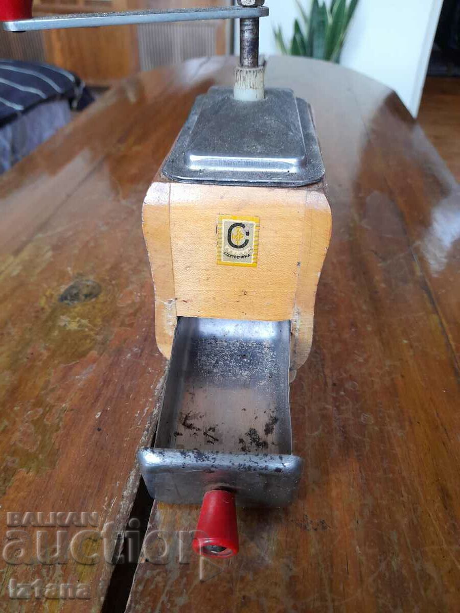 Стара Мелничка,мелница за чер пипер с цена 35.00 лв. | € 17.90 Стара Мелничка,мелница за чер пипер с цена 35.00 лв. | € 17.90