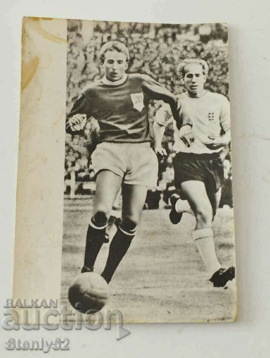 Fotografie veche cu fotbalistul englez Denis Law Fotografie veche cu fotbalistul englez Denis Law