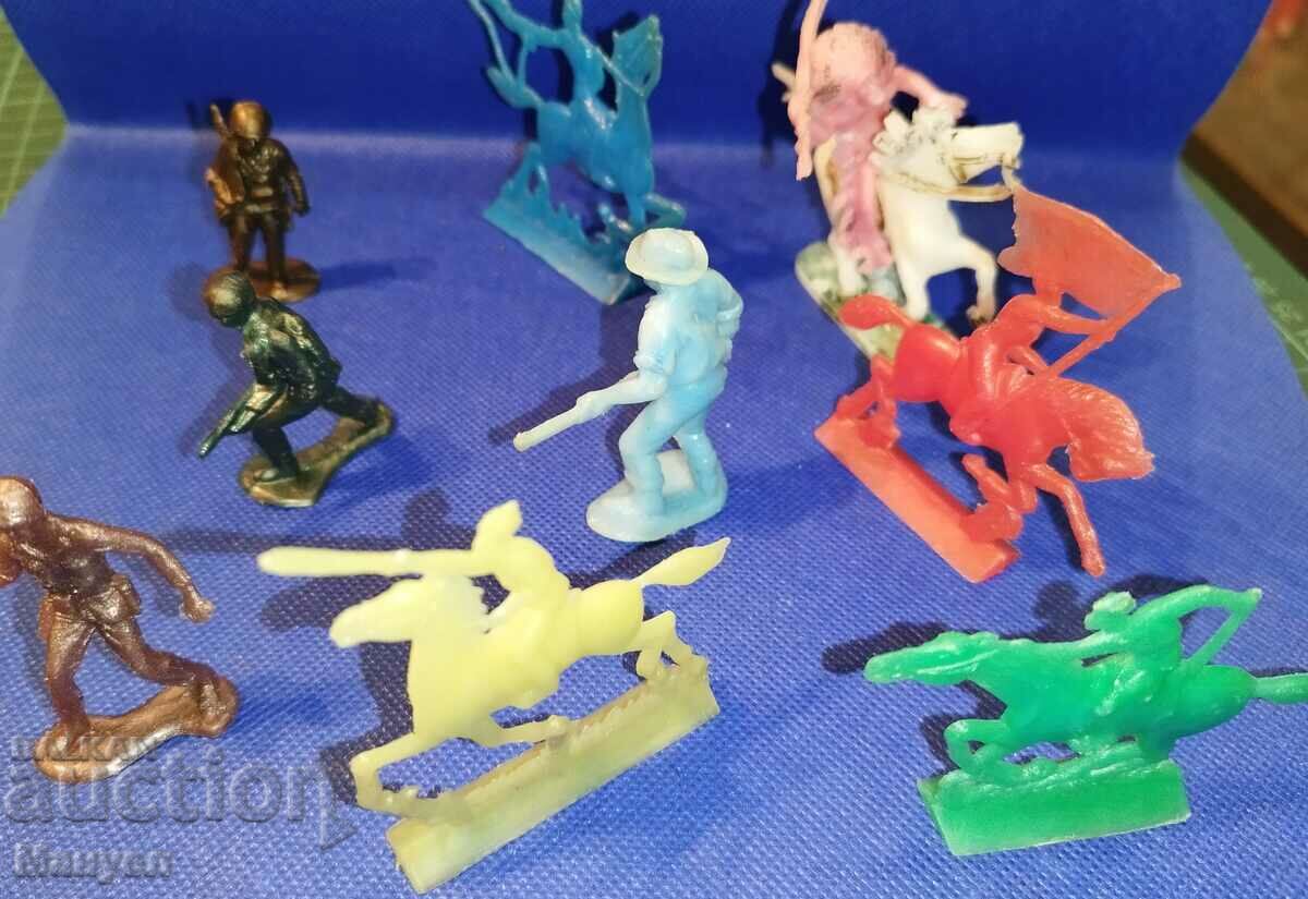 Стари фигурки - индианци и войници. с цена 19.90 лв. | € 10.17 Стари фигурки - индианци и войници. с цена 19.90 лв. | € 10.17