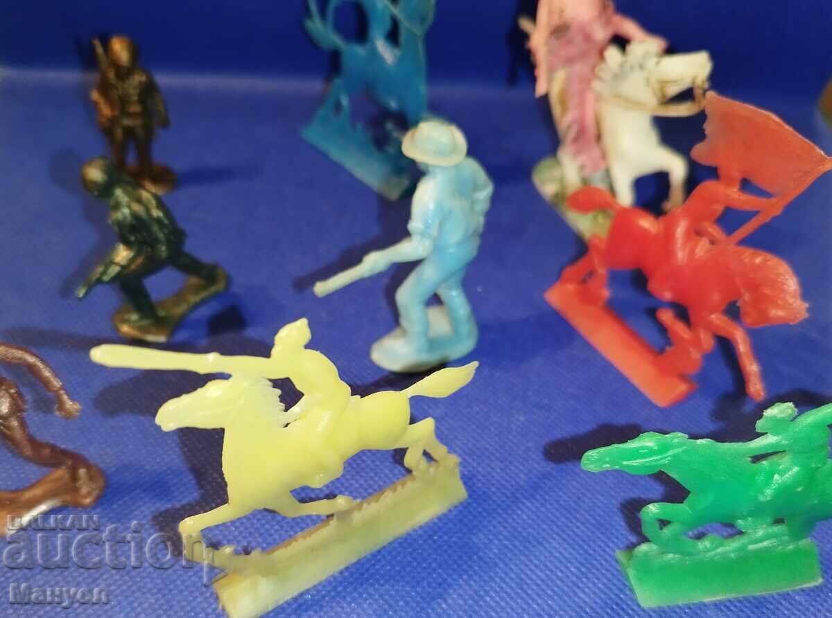 Доставка на Стари фигурки - индианци и войници. Доставка на Стари фигурки - индианци и войници.