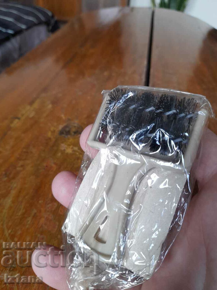 Delivery of An old comb cleaning brush Delivery of An old comb cleaning brush