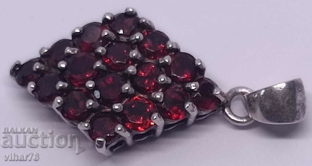 Licitație Frumos pandantiv din argint cu granat