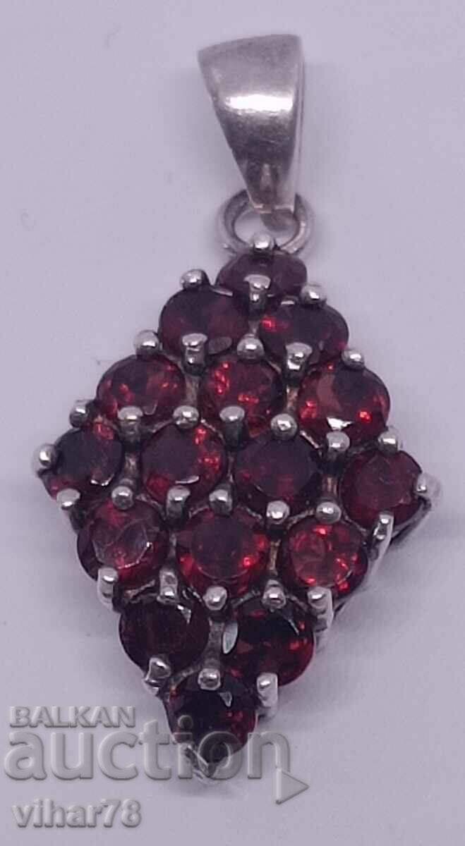Красива сребърна висулка с гранат