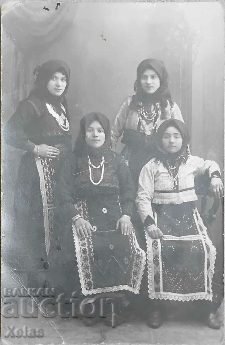 Foto veche Dobrich 1918 femei frumoase bulgare în costume populare