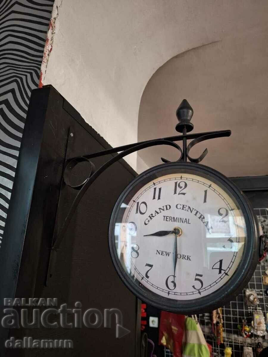 μεταλλικό ρολόι τοίχου διπλής όψης με μπαταρία