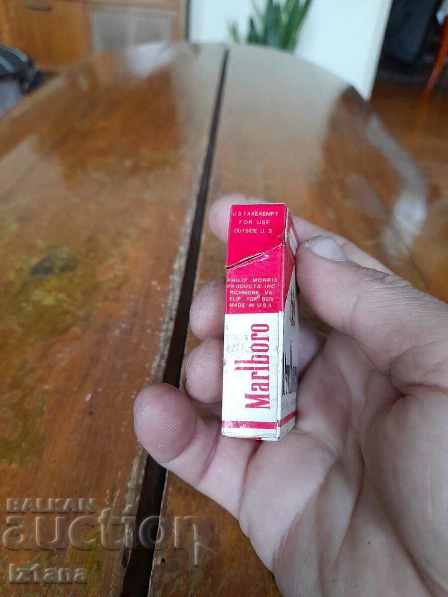 Delivery of An old Marlboro lighter Delivery of An old Marlboro lighter