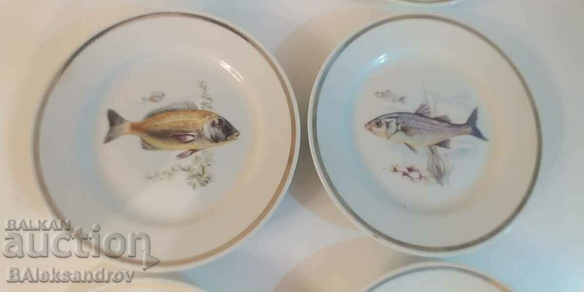 Licitație Un set rar bulgar de farfurii din porțelan Licitație Un set rar bulgar de farfurii din porțelan