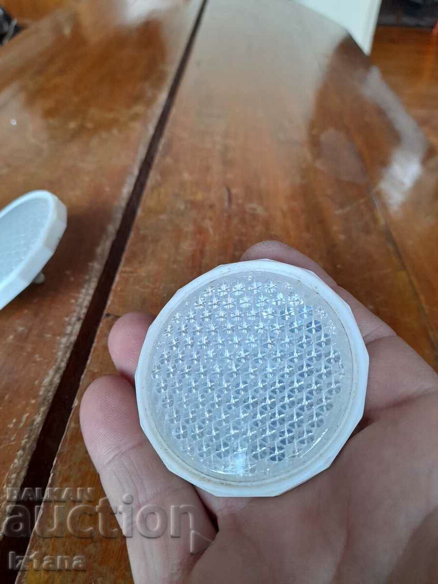 Reflector vechi, reflectoare cu preț 21.00 BGN | € 10.74 Reflector vechi, reflectoare cu preț 21.00 BGN | € 10.74