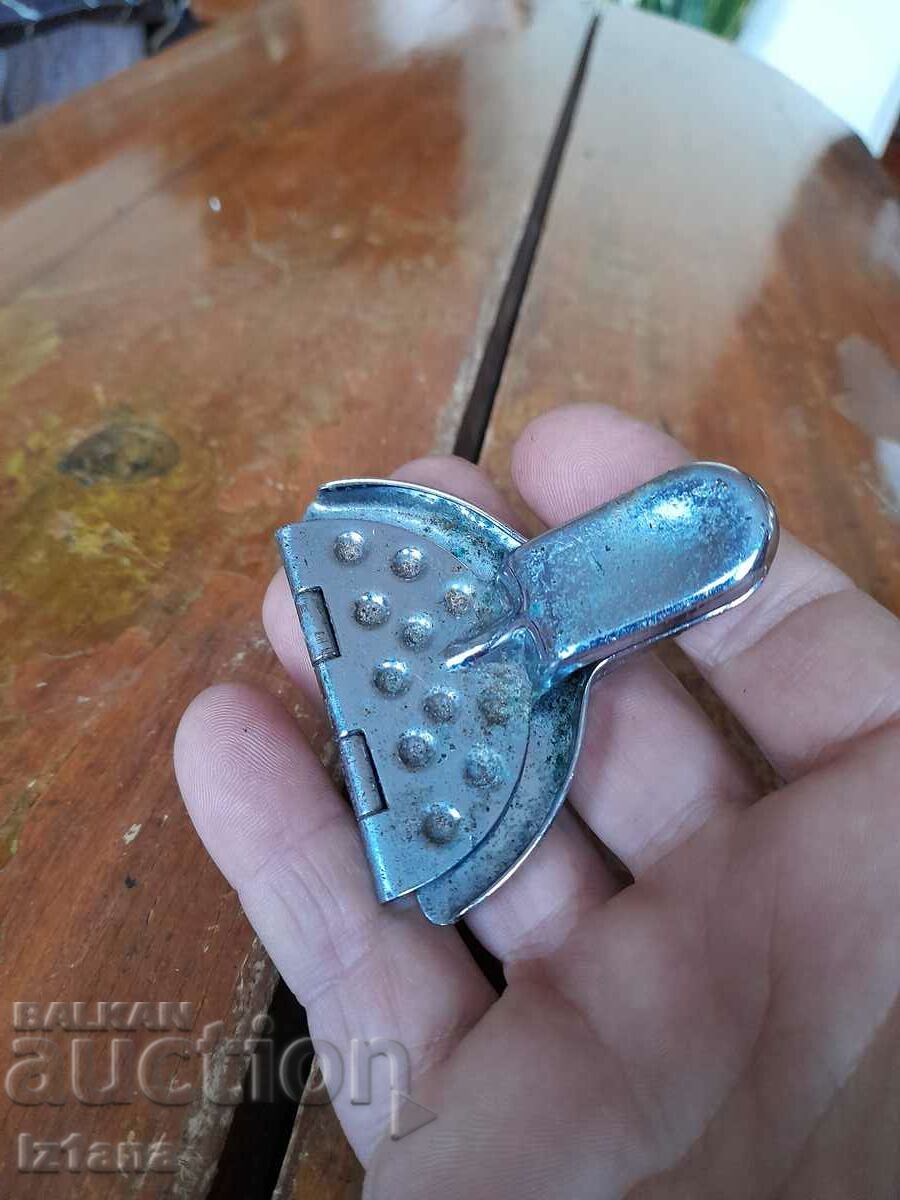 An old cake tin with price 13.00 BGN | € 6.65 An old cake tin with price 13.00 BGN | € 6.65