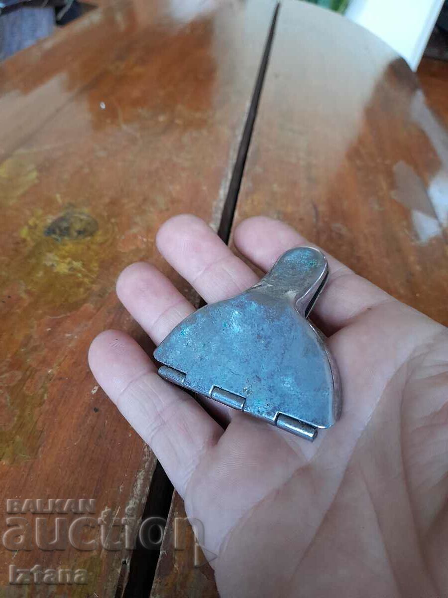 Auction An old cake tin Auction An old cake tin