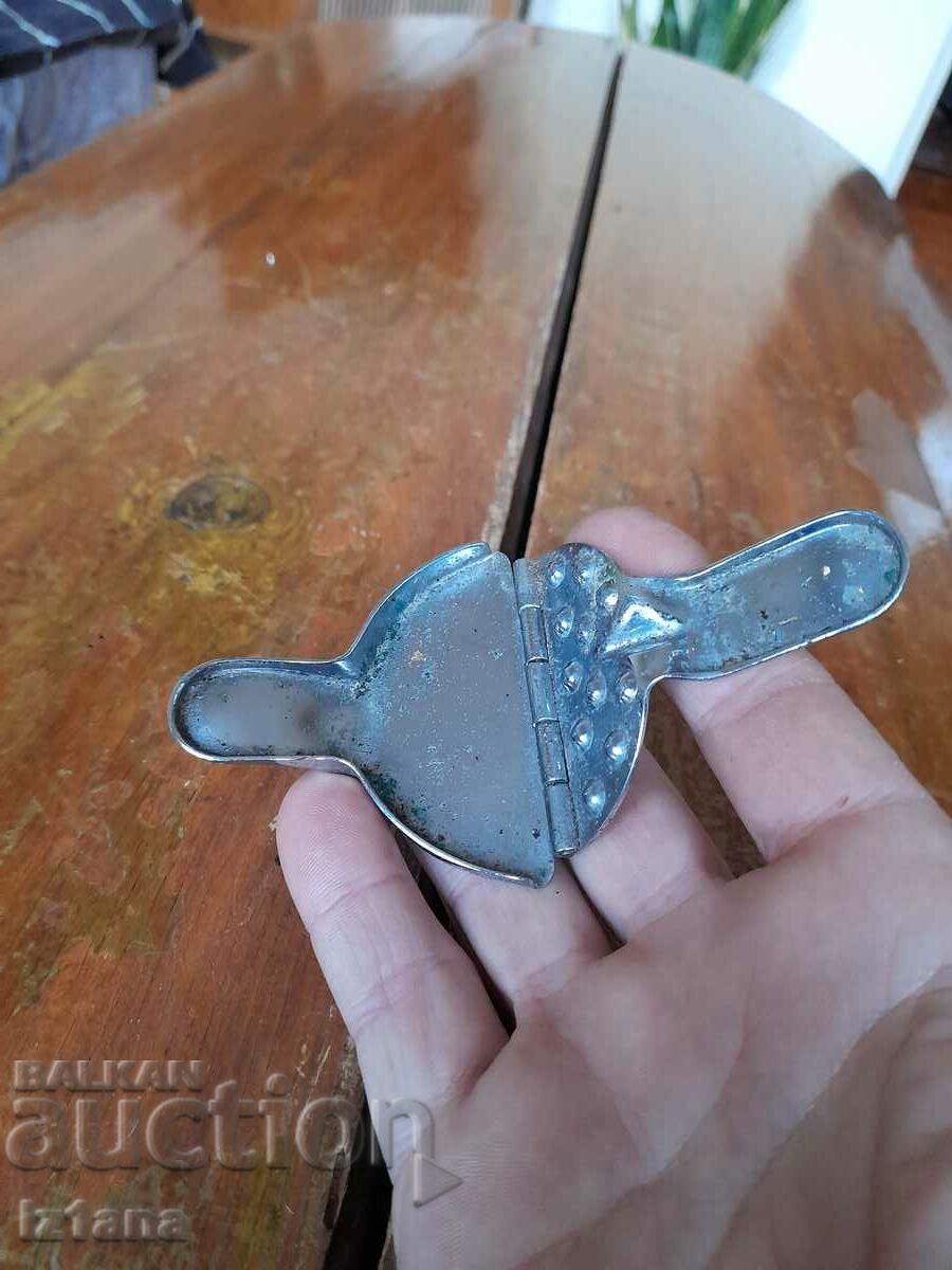 Delivery of An old cake tin Delivery of An old cake tin