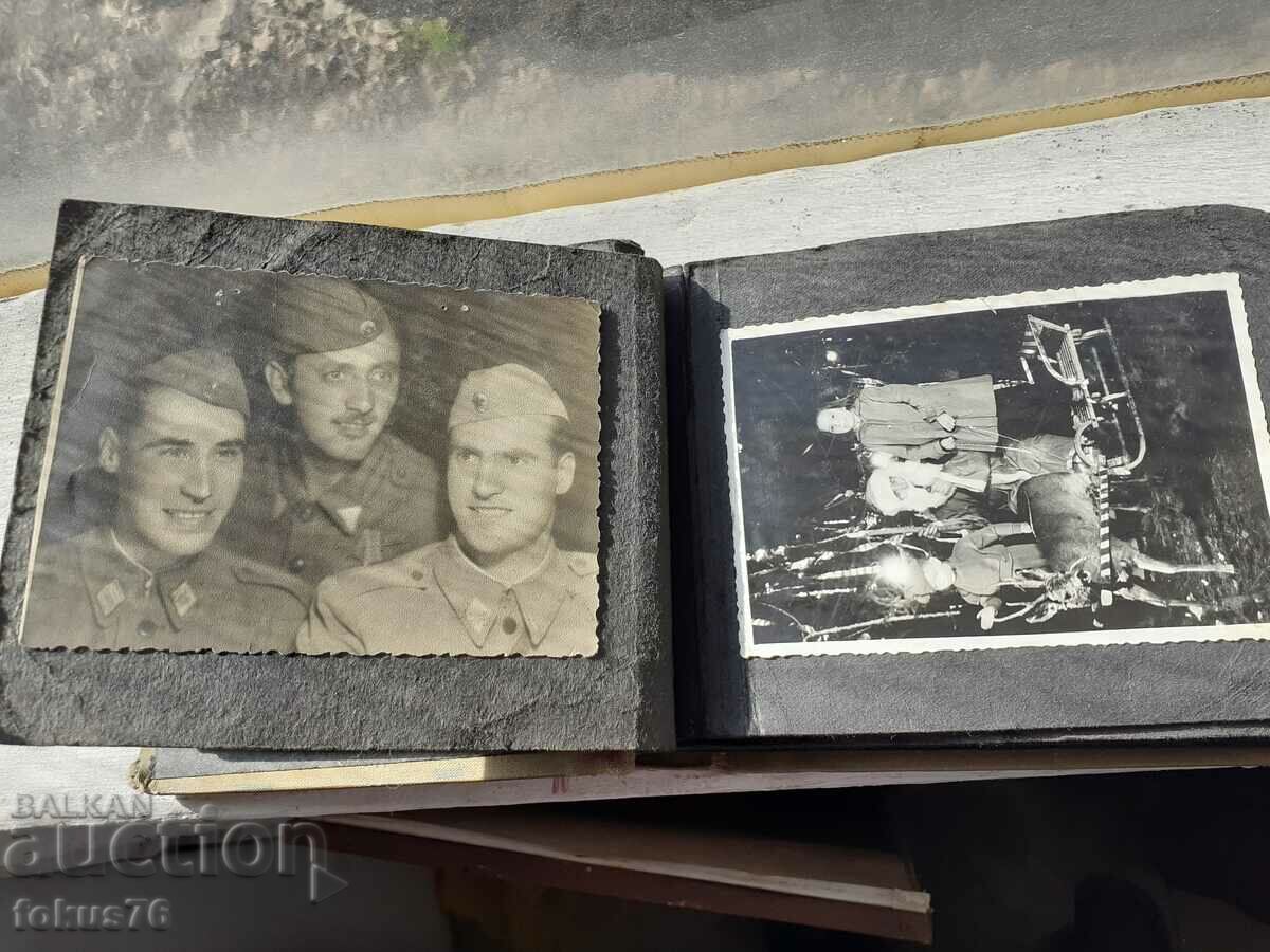 Δημοπρασία Ένα παλιό άλμπουμ φωτογραφιών Δημοπρασία Ένα παλιό άλμπουμ φωτογραφιών