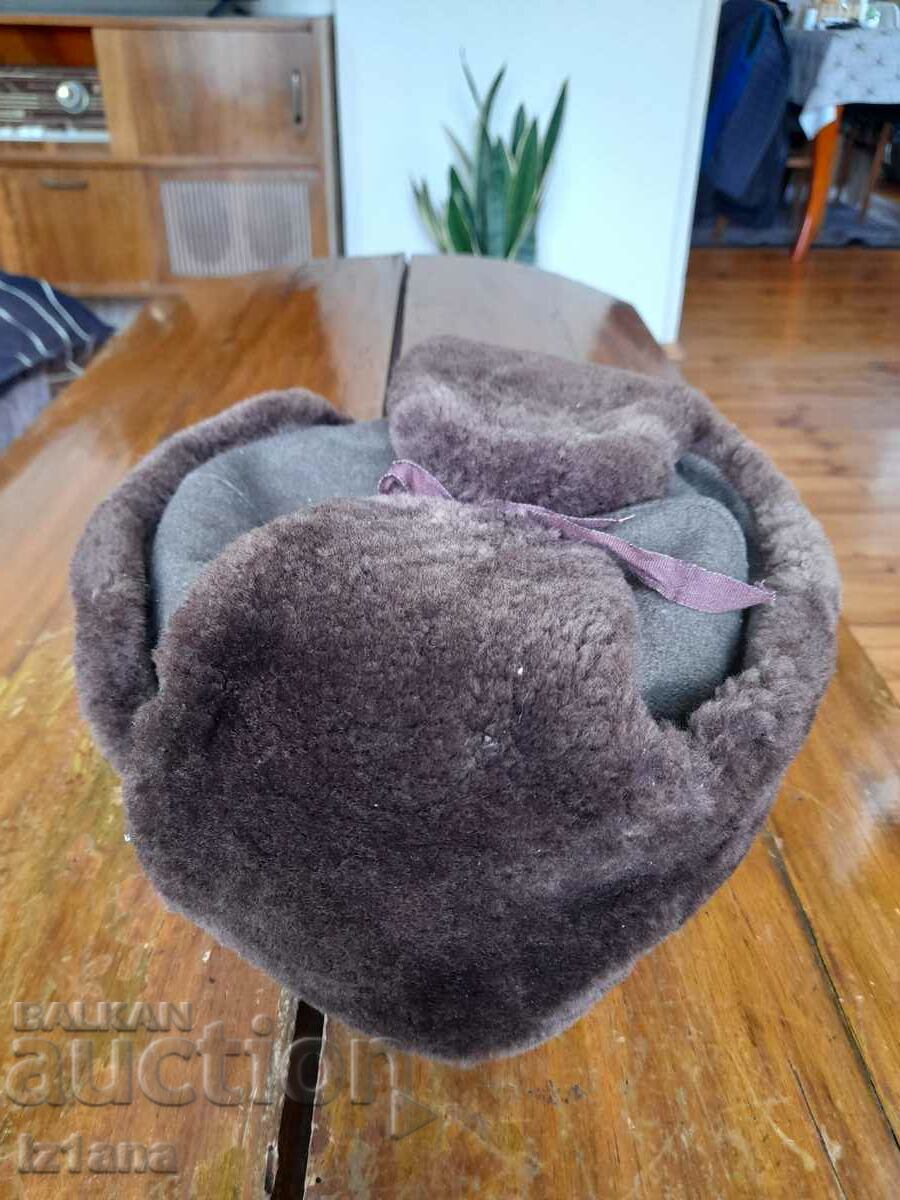 Delivery of Old hat, earmuff Delivery of Old hat, earmuff