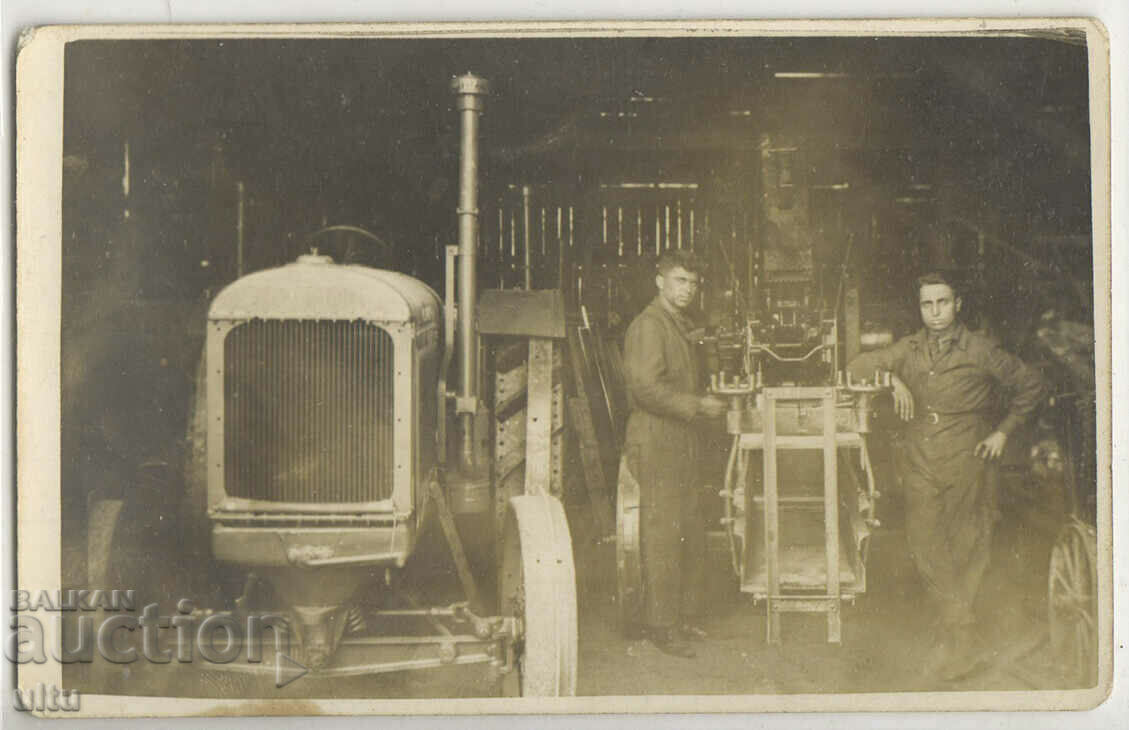 Bulgaria, Tractor - workshop, postcard - photo (RPPC)