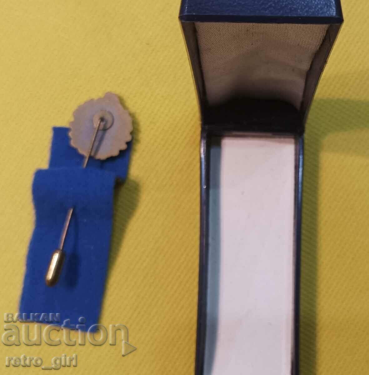 Licitație Vând o insignă de premiu veche, o insignă!