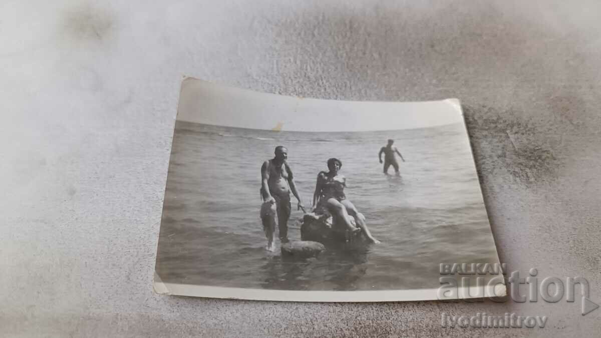 Fotografie Bărbat și femeie pe o stâncă în mare