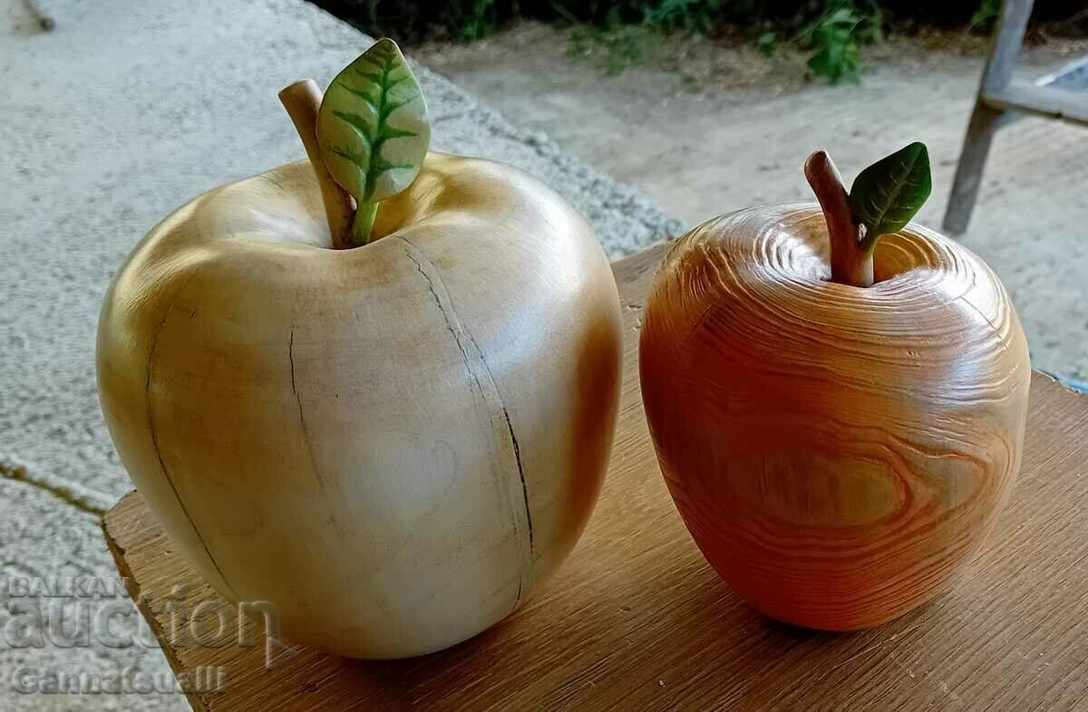 Δύο μήλα. Ξυλογλυπτική.
