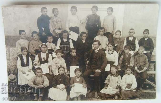 Παλιοί μαθητές φωτογραφία με πιστοποιητικά και δάσκαλος