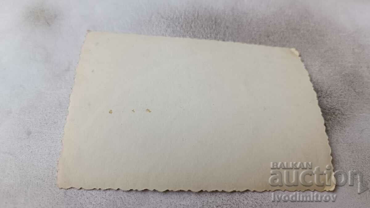 Снимка Жена побански в основата на дърво с цена 1.45 лв. | € 0.74 Снимка Жена побански в основата на дърво с цена 1.45 лв. | € 0.74