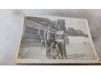 Φωτογραφία Ένας νεαρός άνδρας και δύο νεαρά κορίτσια στην παραλία