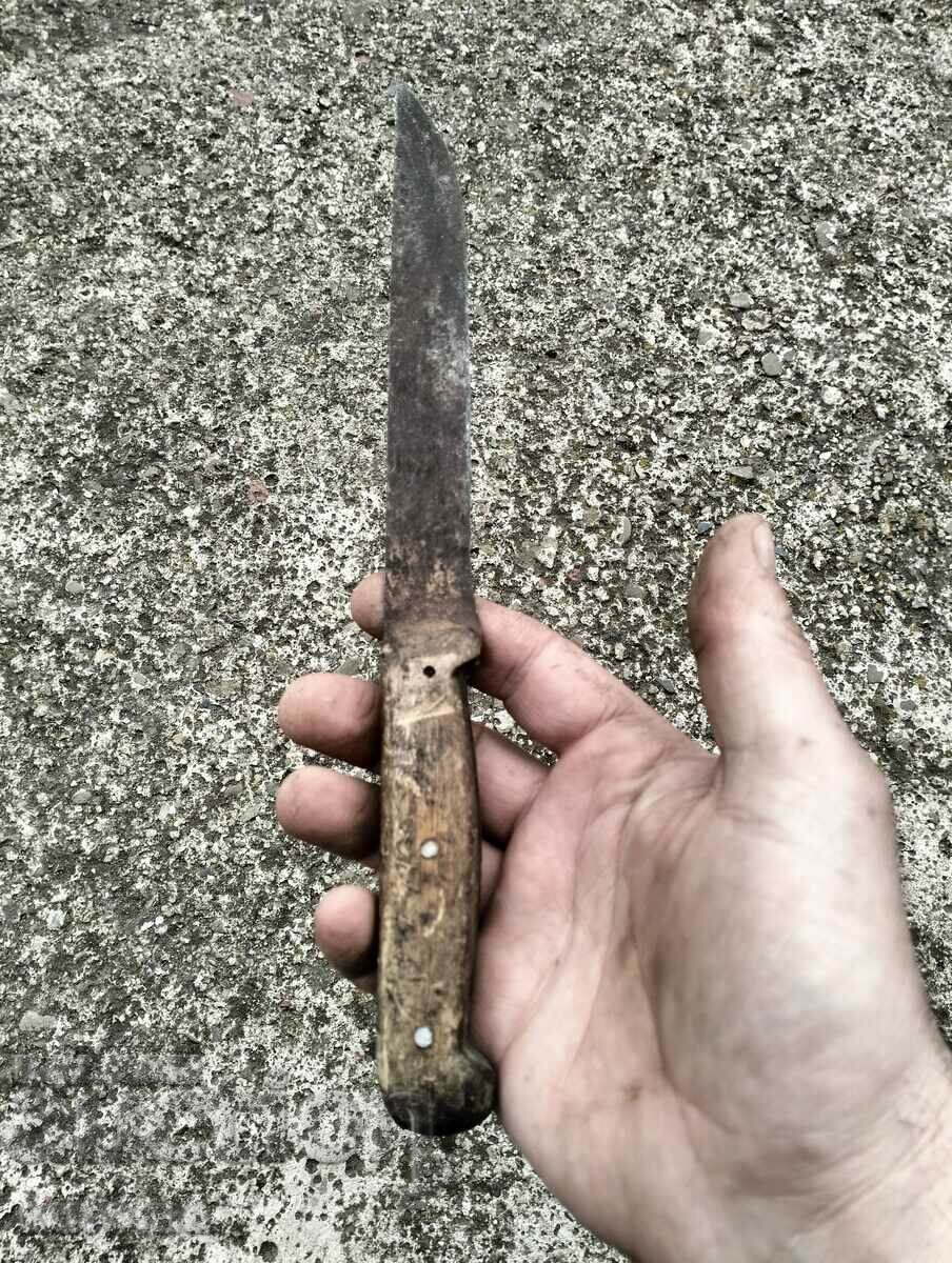 An old knife with price 9.99 BGN | € 5.11 An old knife with price 9.99 BGN | € 5.11