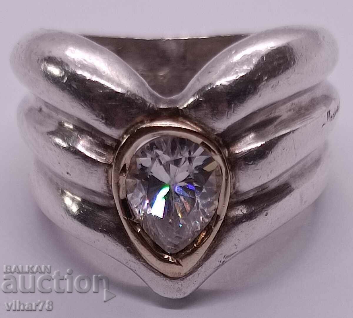 Сребърен пръстен със златна гривна около камъка