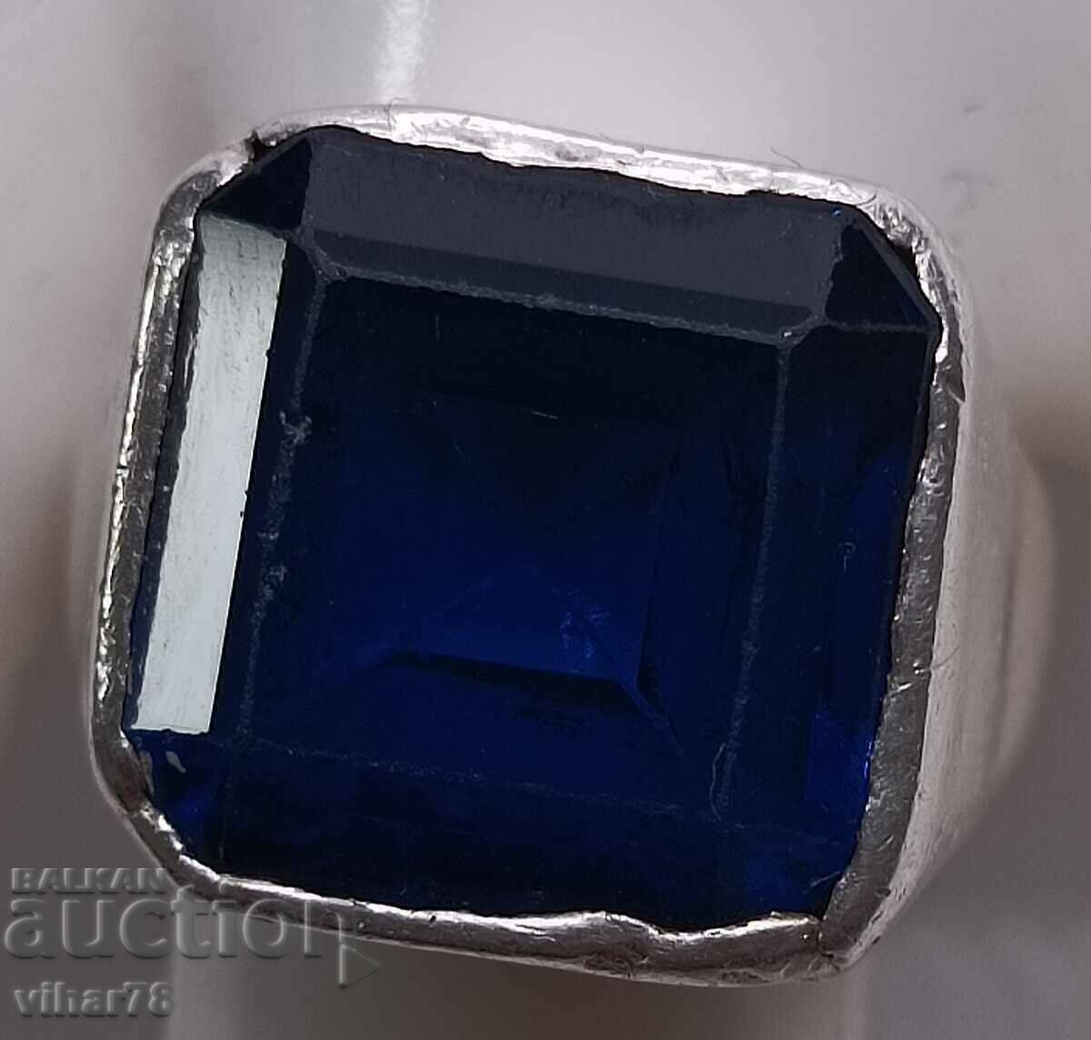 Inel bărbătesc din argint cu safir cu preț € 57.99 | 113.42 BGN