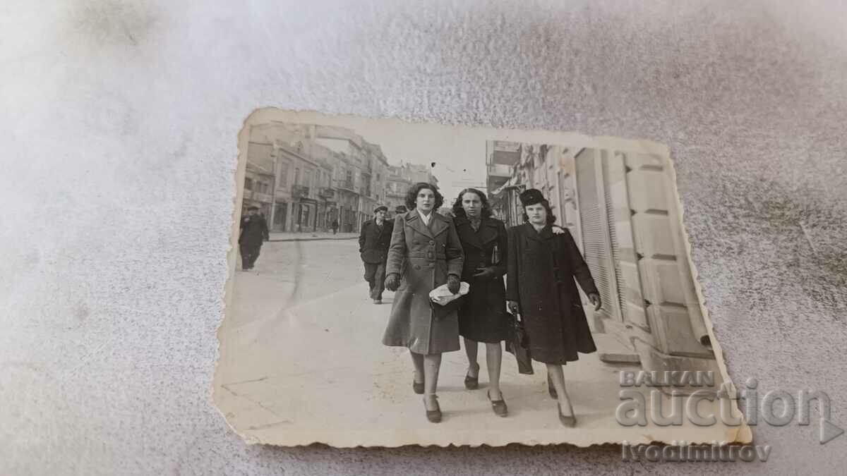 Φωτογραφία Βάρνα Τρεις νεαρές γυναίκες σε έναν περίπατο