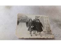 Φωτογραφία Βάρνα Τρεις νεαρές γυναίκες σε έναν περίπατο