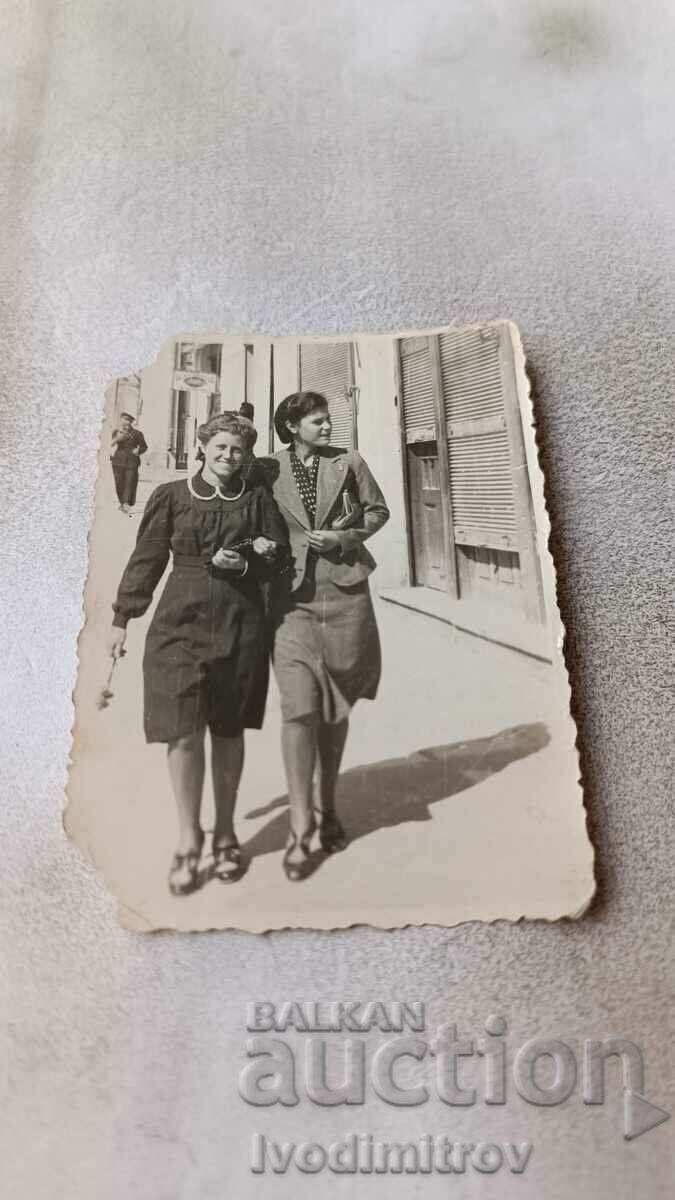 Photo Varna Two women on a walk 1941