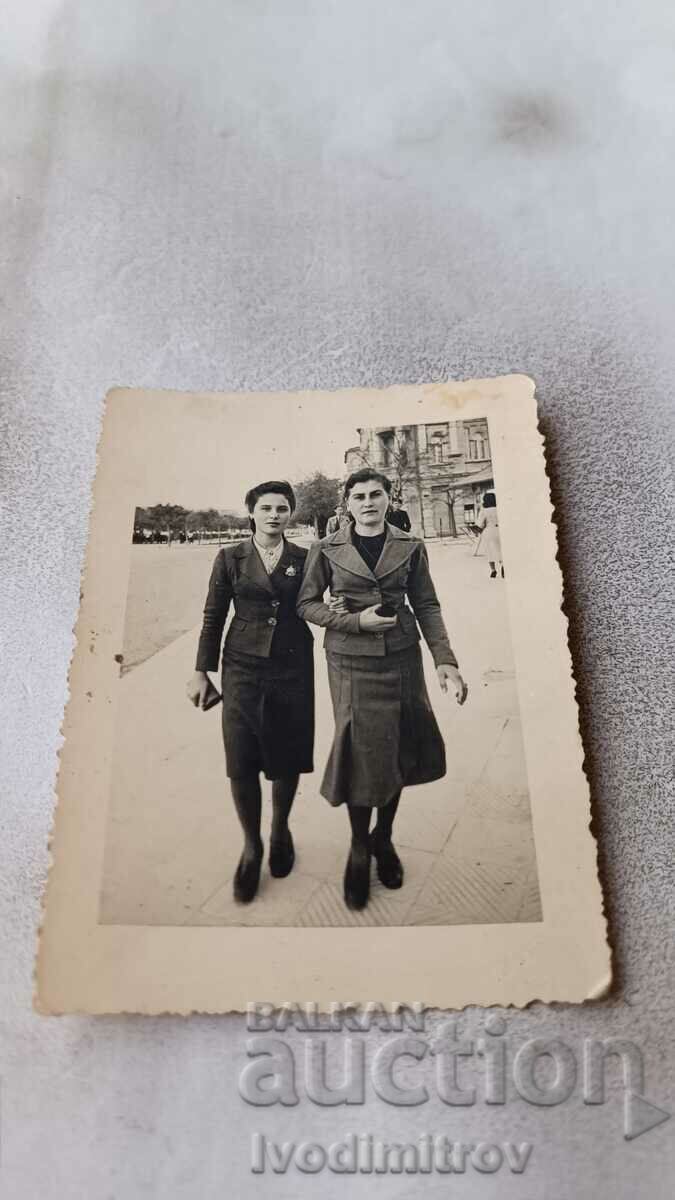 Снимка Варна Две млади жени на разходка 1939