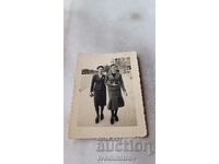Снимка Варна Две млади жени на разходка 1939