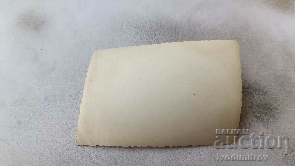 Φωτογραφία Άνθρωπος που κάθεται σε έναν βράχο στη θάλασσα με τιμή 2.35 BGN | € 1.20 Φωτογραφία Άνθρωπος που κάθεται σε έναν βράχο στη θάλασσα με τιμή 2.35 BGN | € 1.20