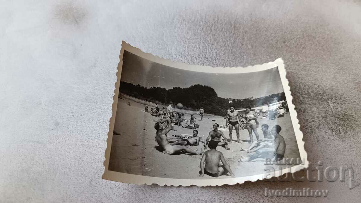 Fotografie Bărbați și femei pe plajă 1969