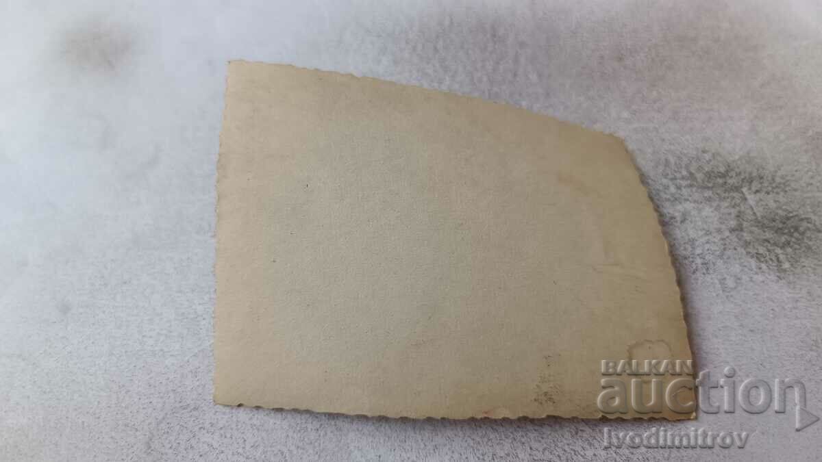 Φωτογραφία Νέοι που παίζουν χαρτιά στην παραλία με τιμή 2.35 BGN | € 1.20 Φωτογραφία Νέοι που παίζουν χαρτιά στην παραλία με τιμή 2.35 BGN | € 1.20