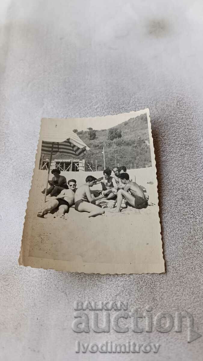 Снимка Младежи играещи карти на плажа