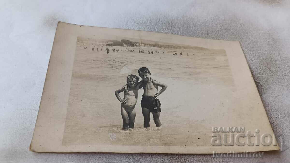 Fotografie Varna Doi băieți pe plajă