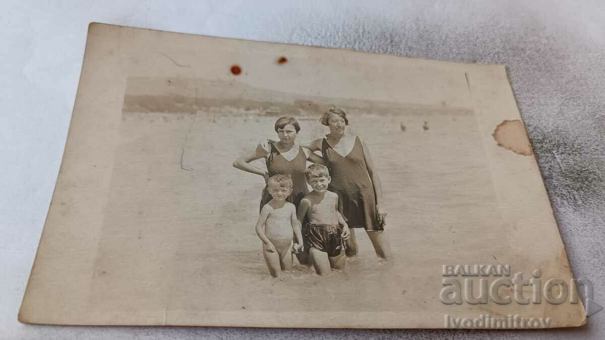 Φωτογραφία Βάρνα Δύο γυναίκες και δύο αγόρια στην παραλία