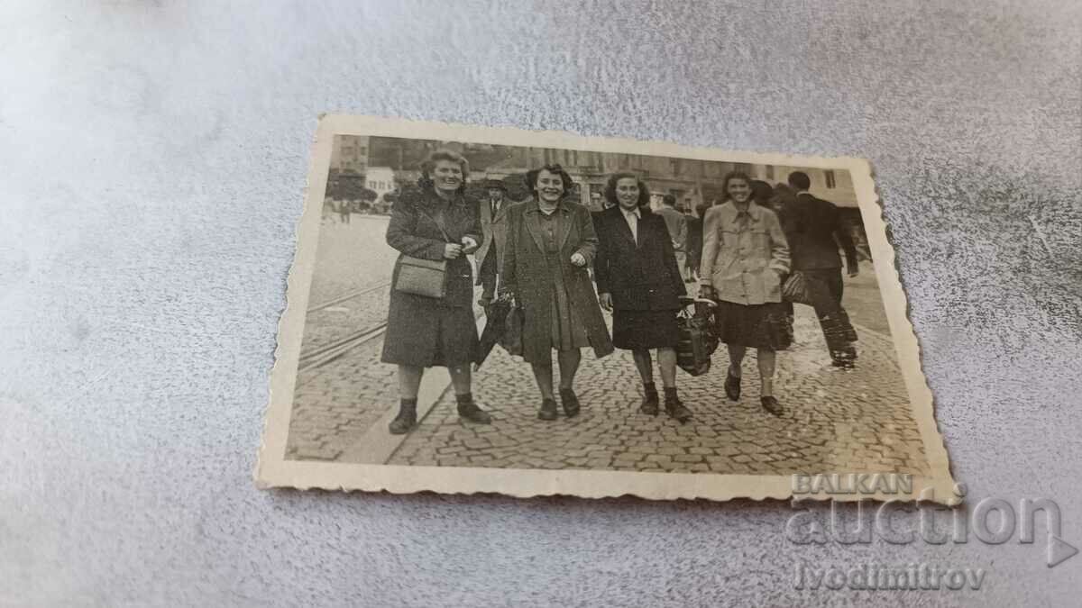 Fotografie Sofia Patru femei în Piața Sveta Nedelya 1948