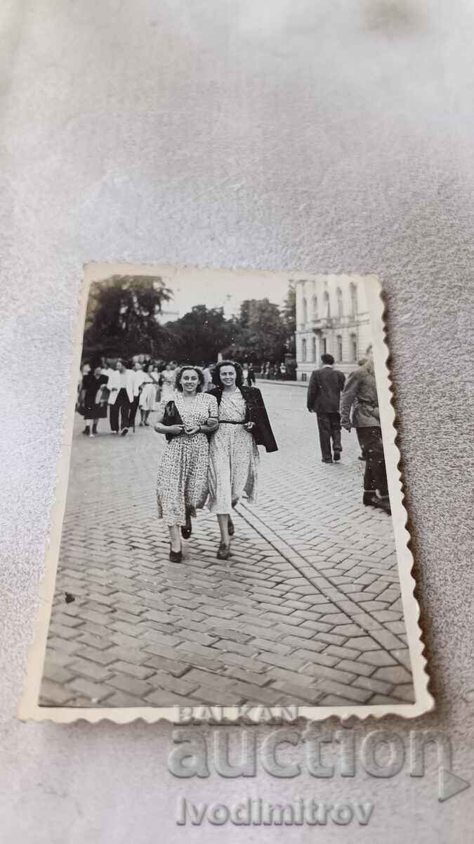 Снимка София Две млади жени на улицата