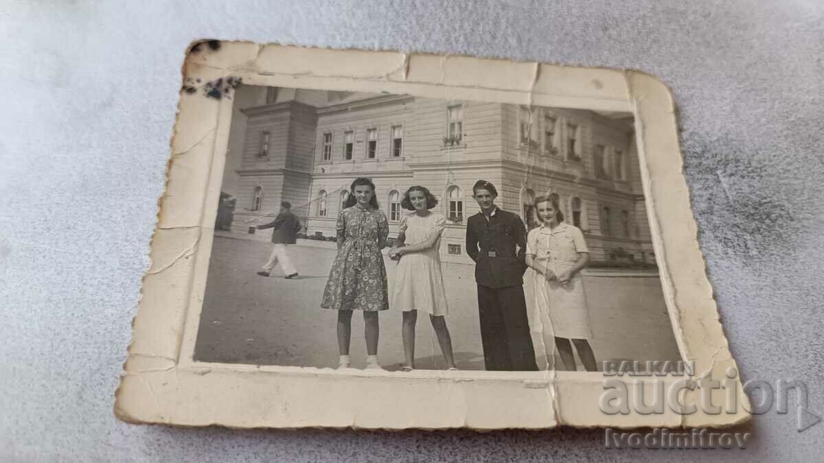 Снимка Младеж и три млади момичета
