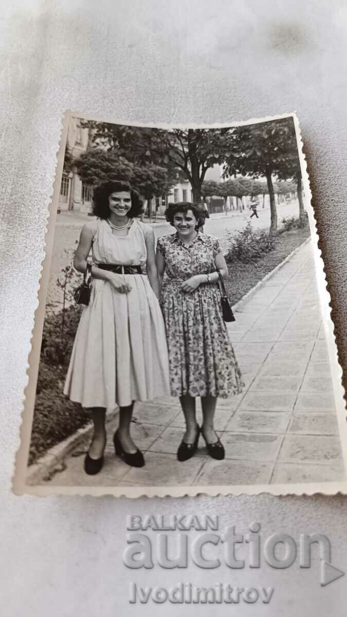 Photo Two women on the sidewalk