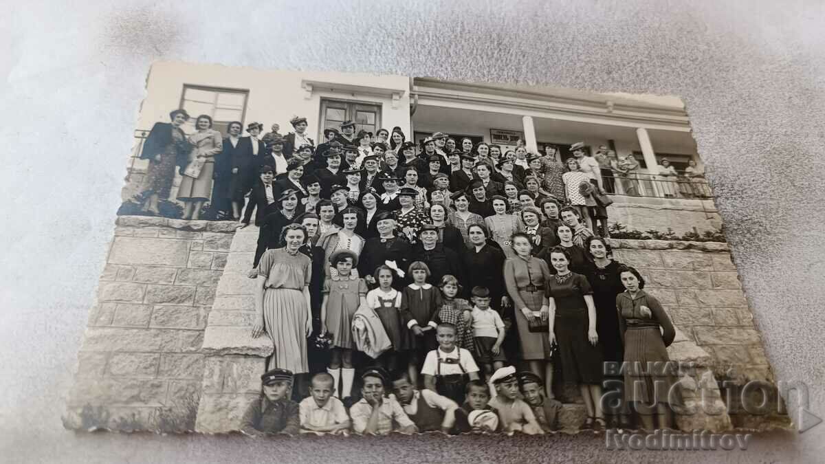 Η κα Γυναίκες και παιδιά μπροστά στο Pivnitsa Lovenu Dom Al. Ιβάνοβο
