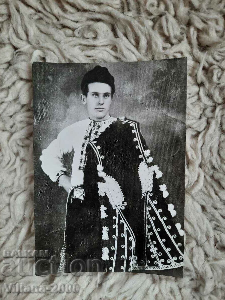 Photo edition Hristo Karpachev as a self-made man in the village of Tseretzel.